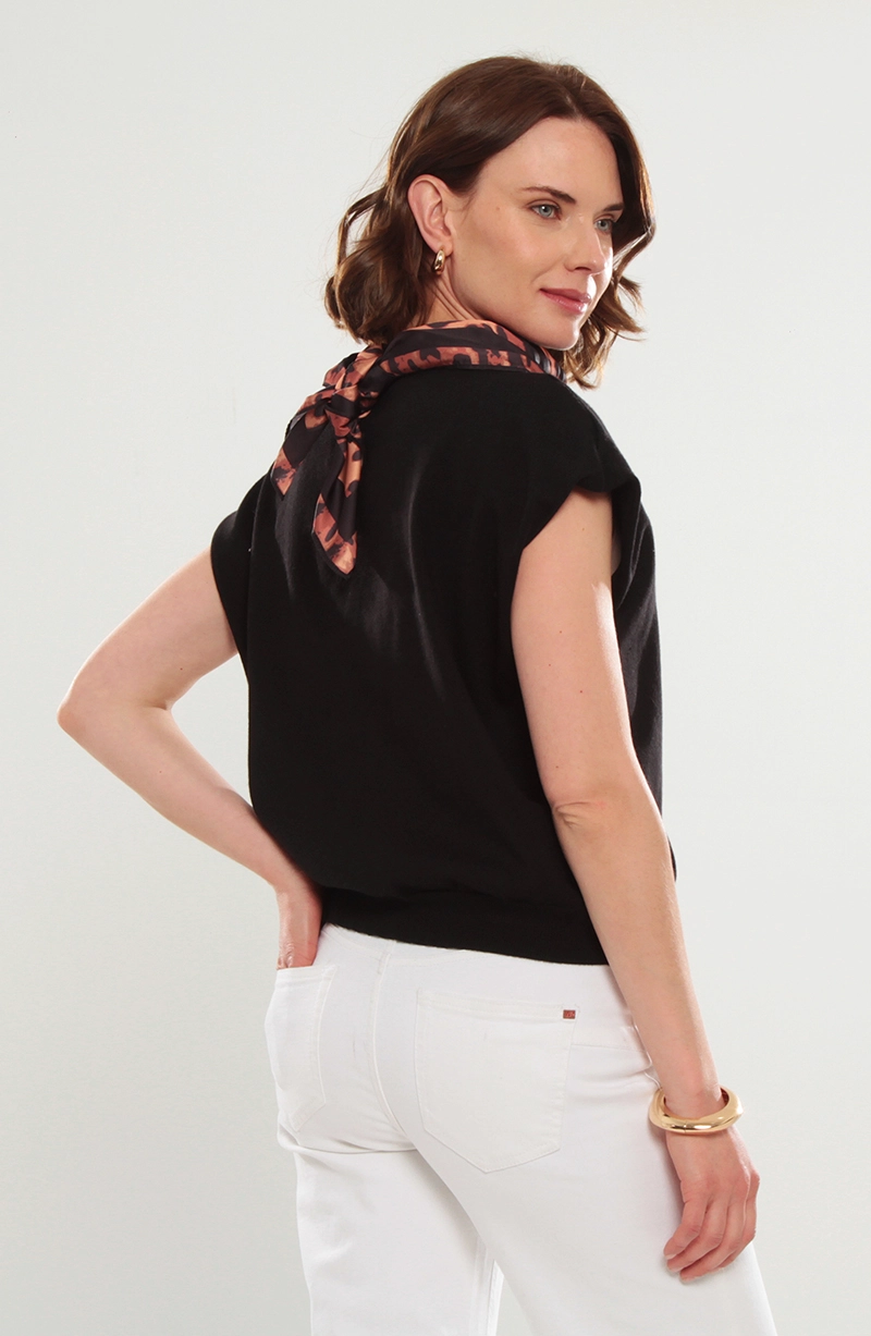 POLERA MANGA CORTA ESCOTE V CON BANDANA - 4