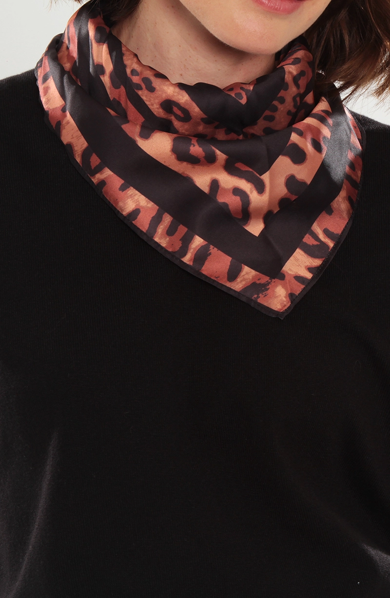 POLERA MANGA CORTA ESCOTE V CON BANDANA - 6