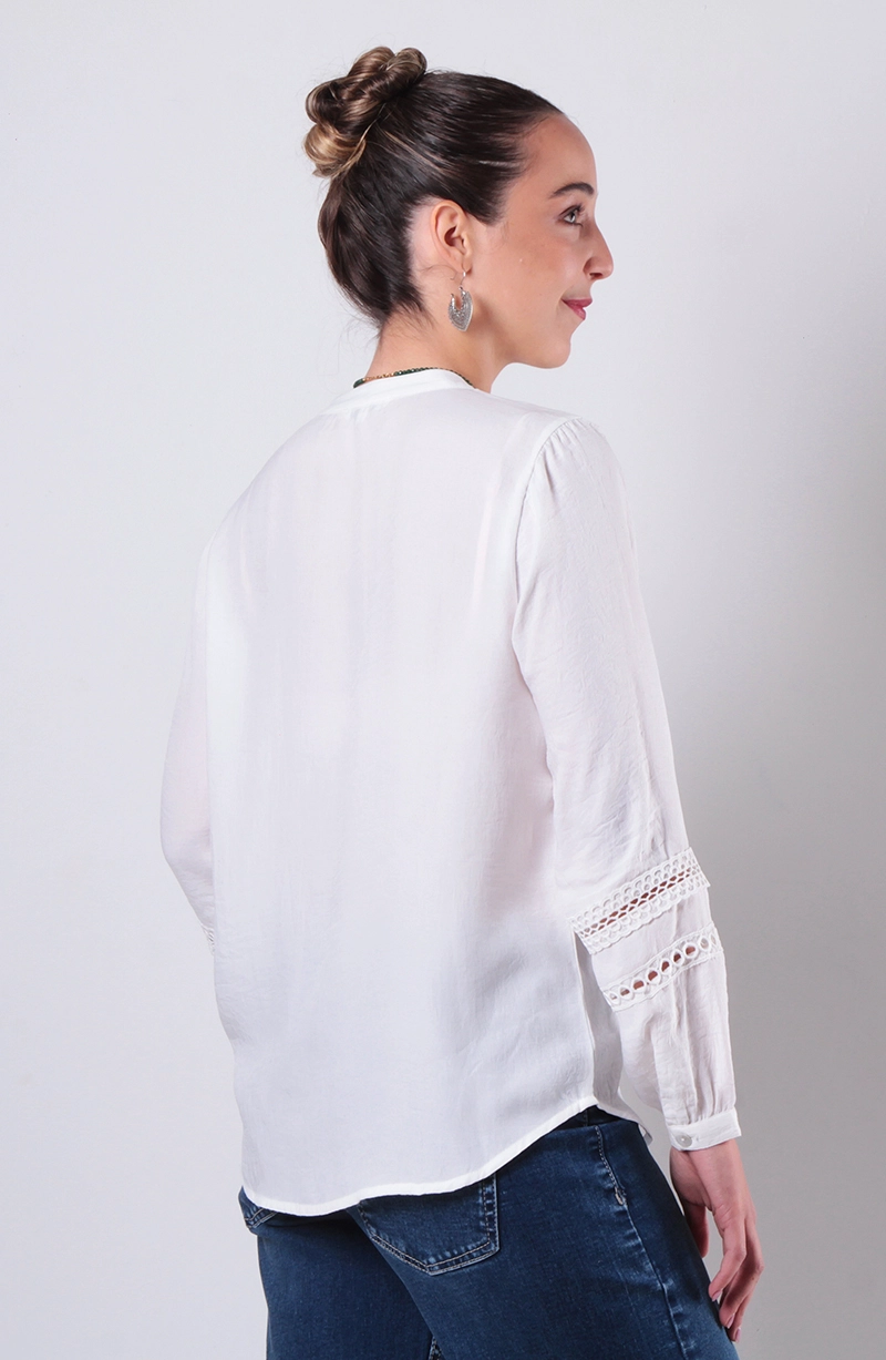 BLUSA MANGA LARGA BRODERY ABOTONADA EN DELANTERO ESCOTE V - 4