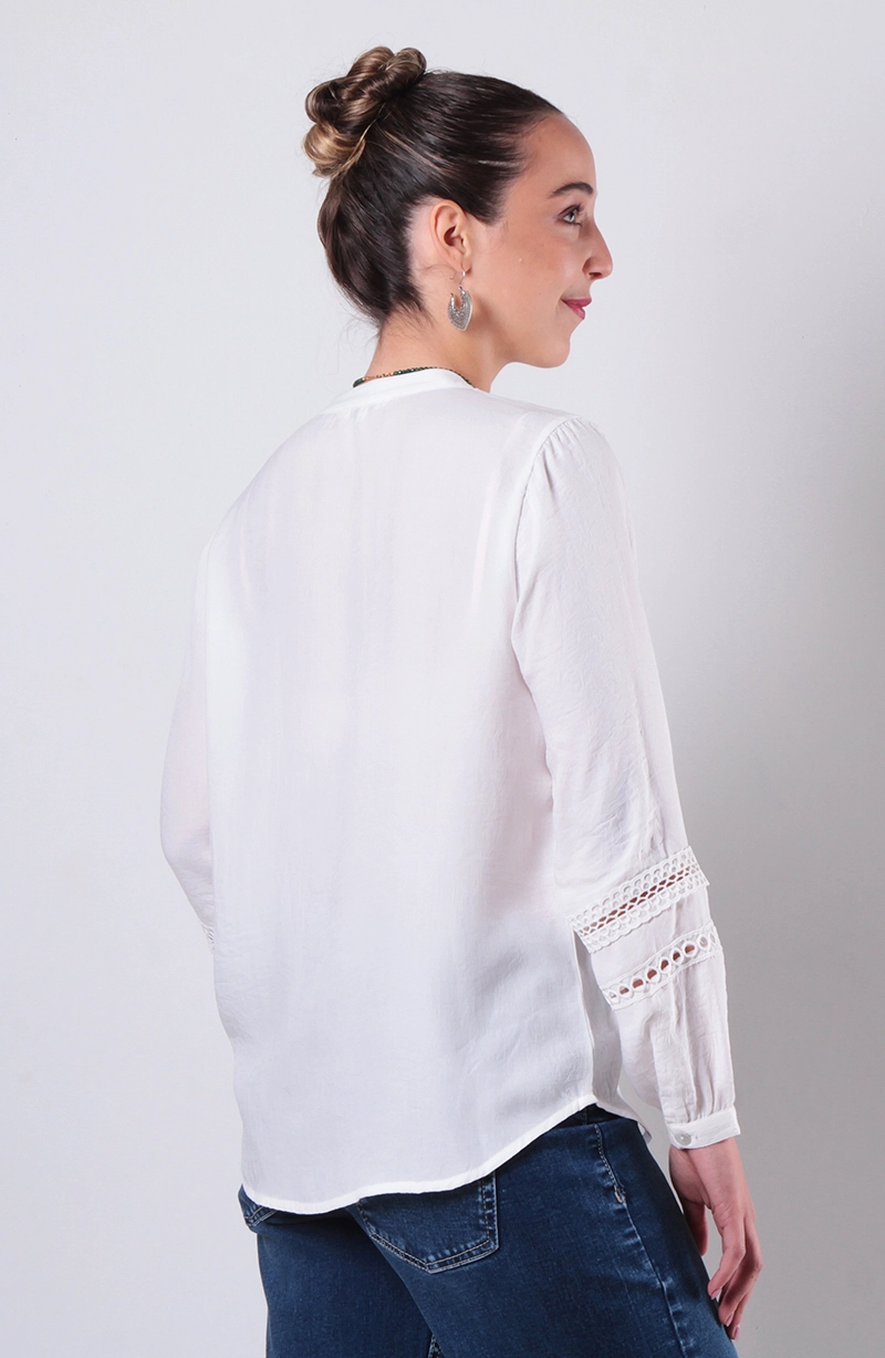 BLUSA MANGA LARGA BRODERY ABOTONADA EN DELANTERO ESCOTE V - 4