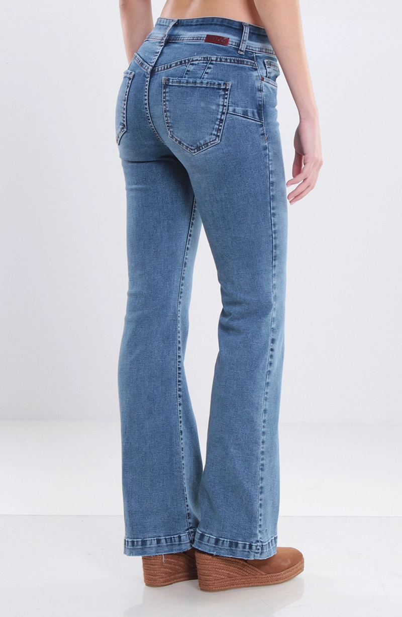 JEANS MUJER FLARE TIRO ALTO PUSH UP PRETINA MEDIA DOS BOTONE - 4