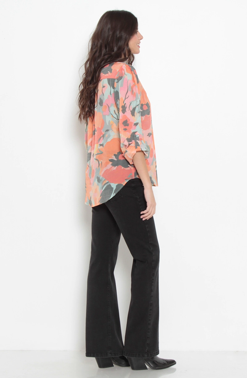 BLUSA MANGA LARGA ESTAMPADA ESCOTE V  ABOTONADA EN DELANTERO - 5