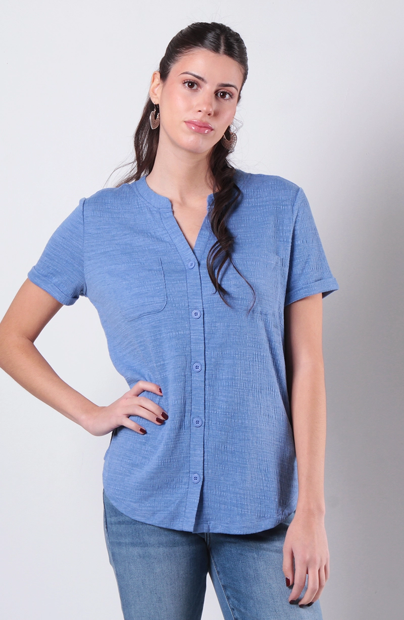 BLUSA MANGA CORTA ABOTONADA EN DELANTERO CON BOLSILLO ESCOTE - 1