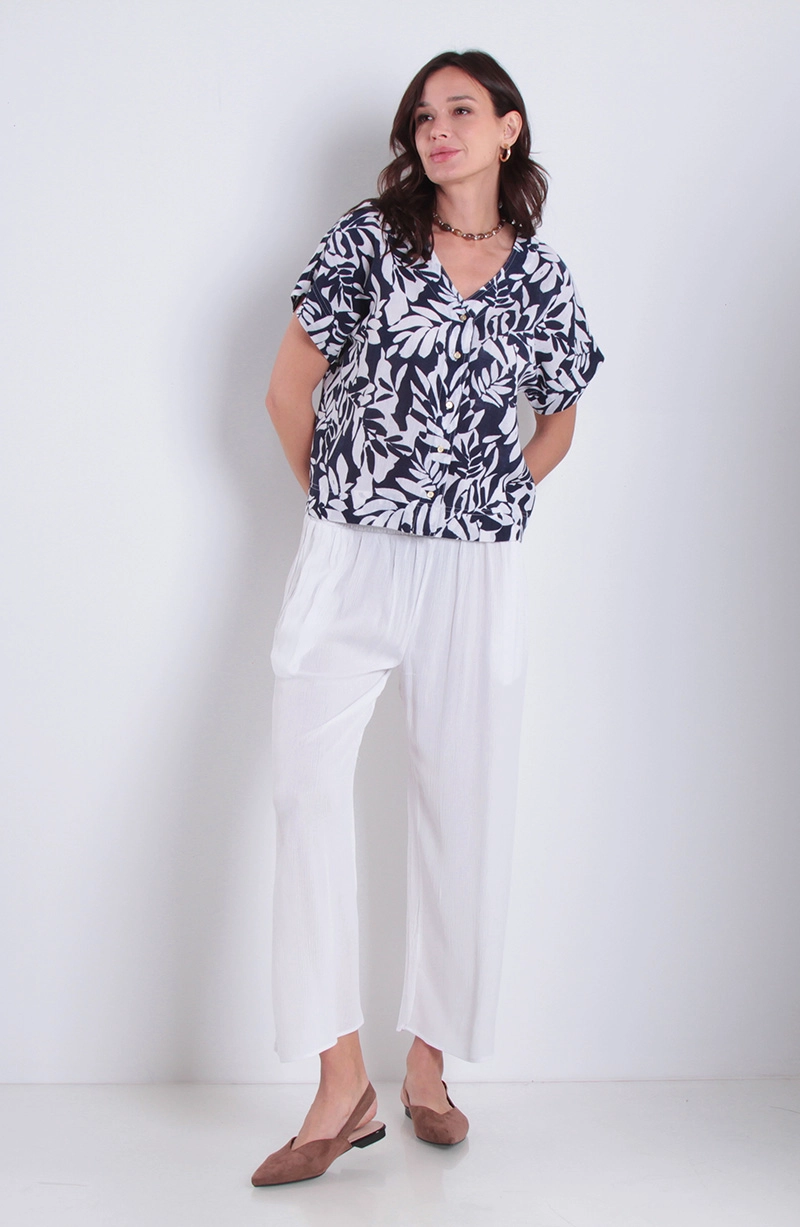 BLUSA ESTAMPADA MANGA CORTA ESCOTE V ABOTONADA EN DELANTERO - 3