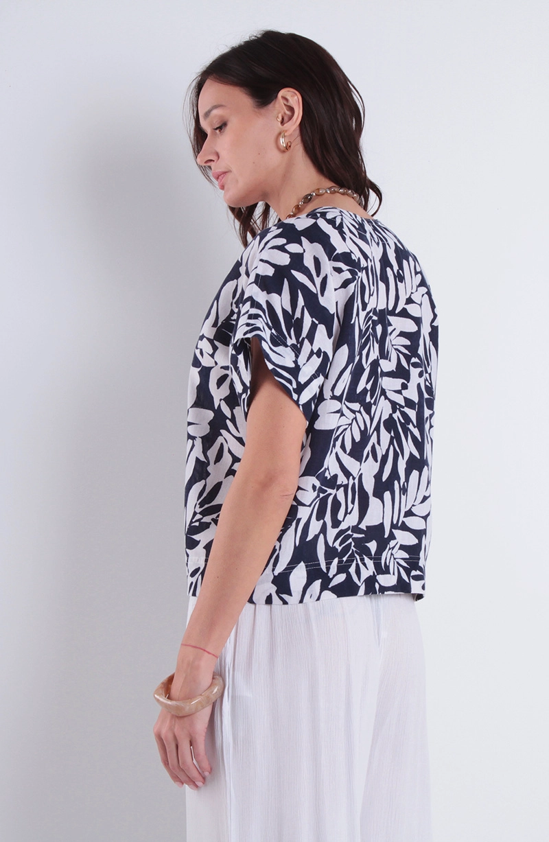 BLUSA ESTAMPADA MANGA CORTA ESCOTE V ABOTONADA EN DELANTERO - 4
