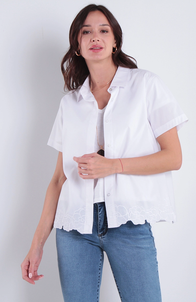BLUSA MANGA CORTA CON BORDADO EN RUEDO ABOTONDA EN DELANTERO - 1