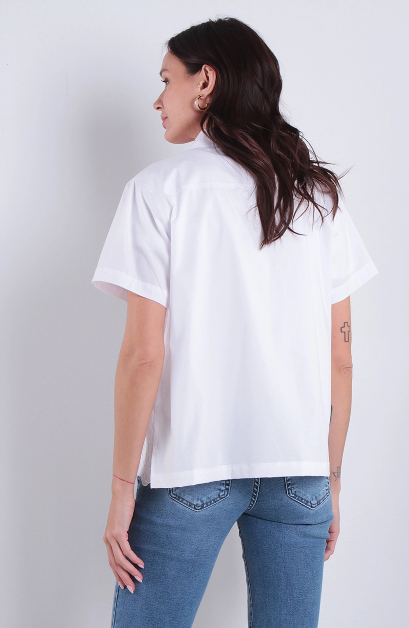 BLUSA MANGA CORTA CON BORDADO EN RUEDO ABOTONDA EN DELANTERO - 4