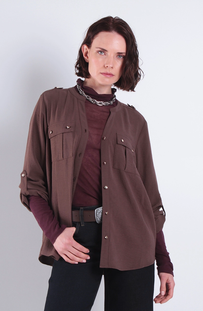 BLUSA MANGA LARGA ABOTONADA EN DELANTERO CON BOLSILLOS - 1