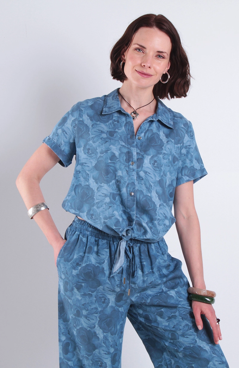 BLUSA LYOCELL ESTAMPADO MANGA CORTA CON NUDO EN RUEDO - 1