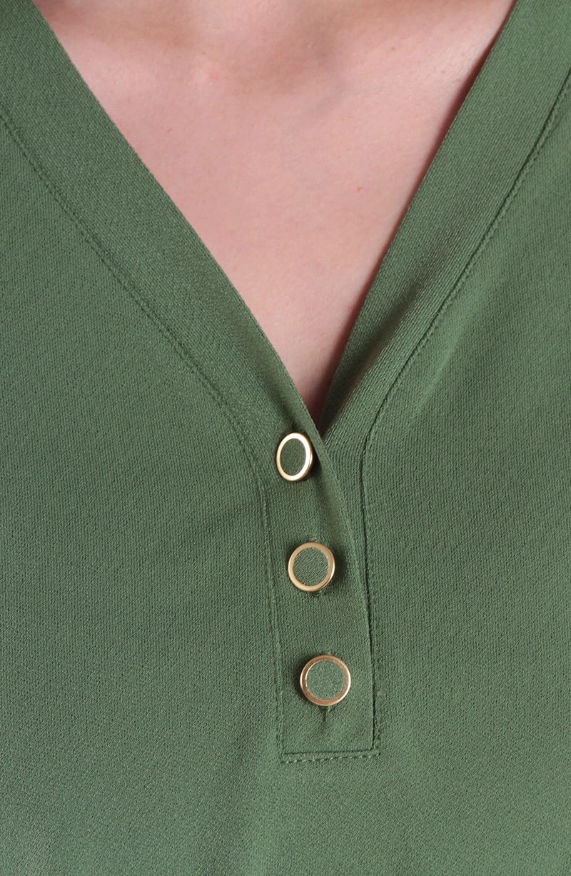 POLERA MANGA CORTA CON ELASTICO CON CUELLO EN V Y BOTONES - 2