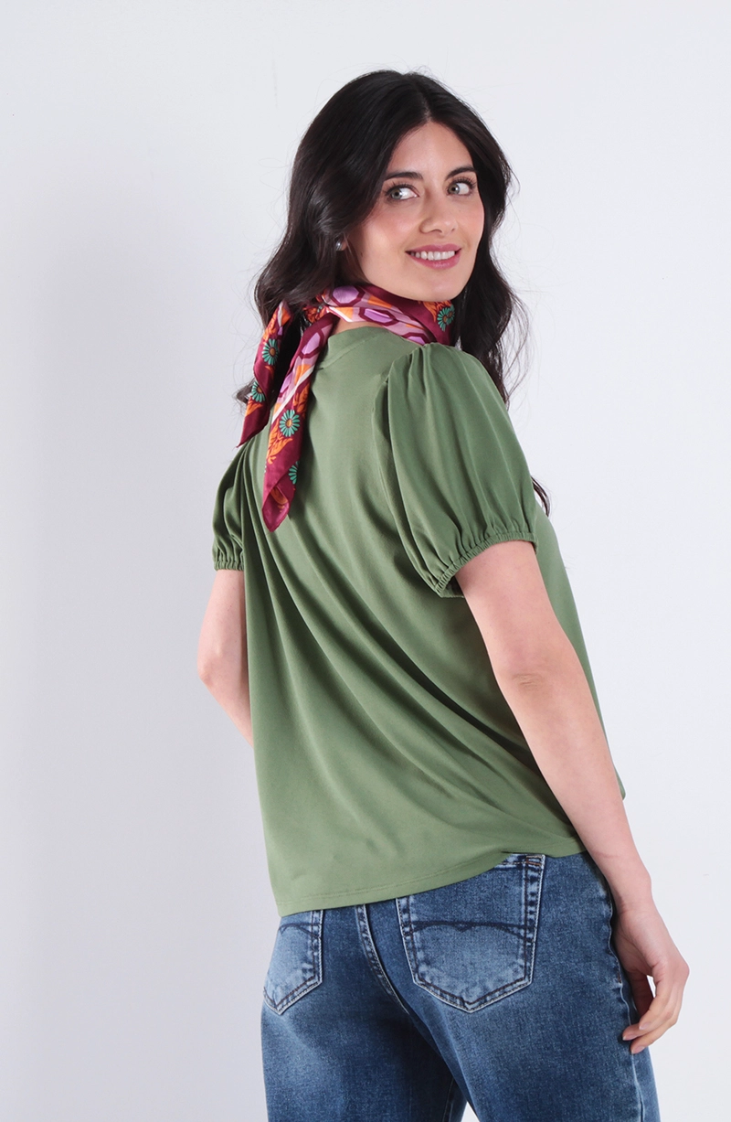 POLERA MANGA CORTA CON ELASTICO CON CUELLO EN V Y BOTONES - 4
