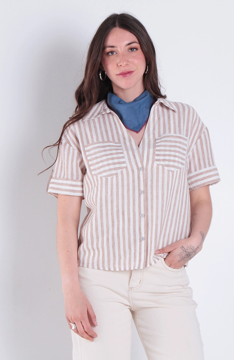 BLUSA MANGA CORTA LISTADA ABOTONADA  DELANTERO CON BOLSILLO - 1