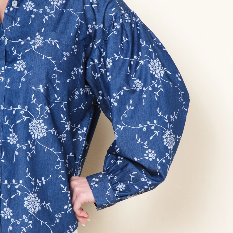 BLUSA MANGA LARGA DENIM ESTAMPADO ABOTONADA EN DELANTERO - 2