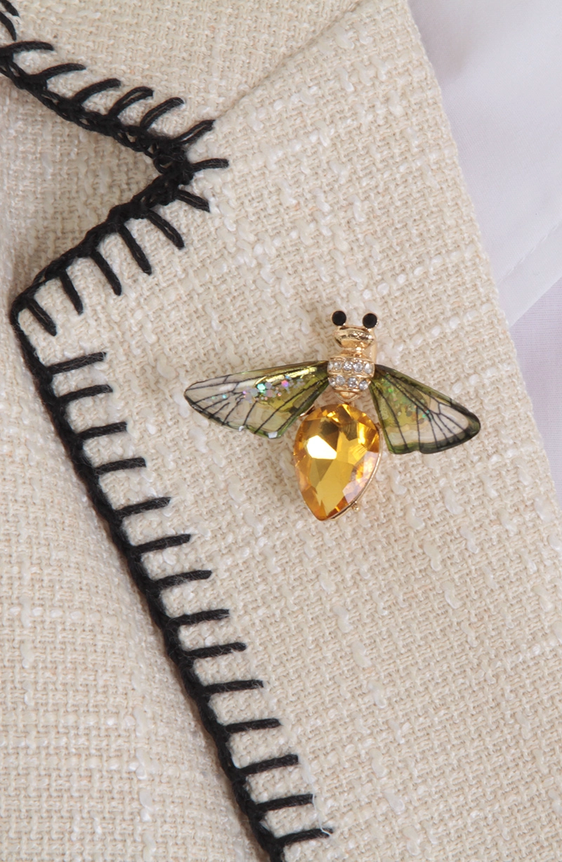 PIN MARIPOSA DORADA CON CRISTALES MULTICOLOR DECORATIVO - 2