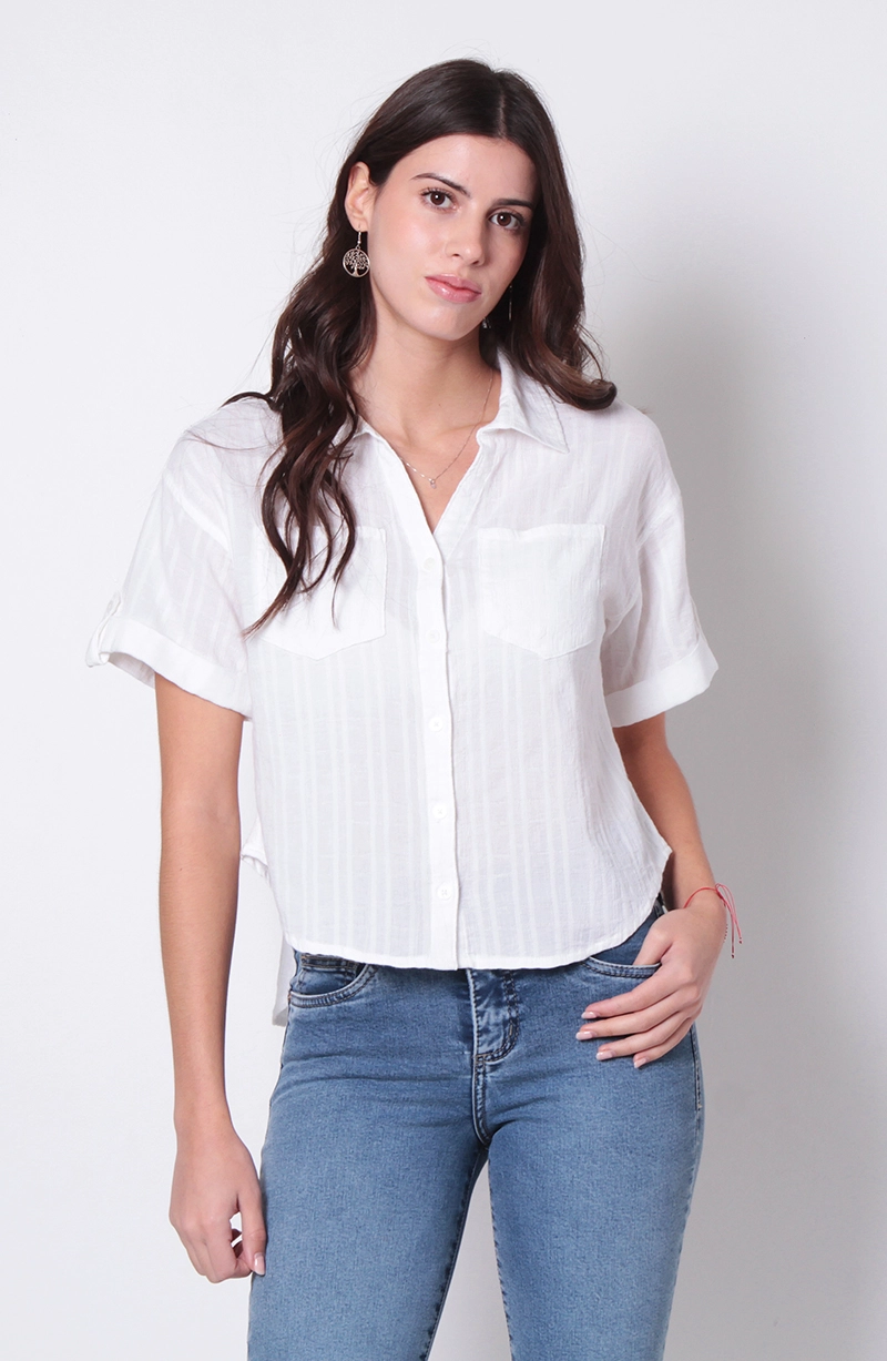 BLUSA MANGA CORTA  ABOTONADA EN DELANTERO CON BOLSILLO - 1