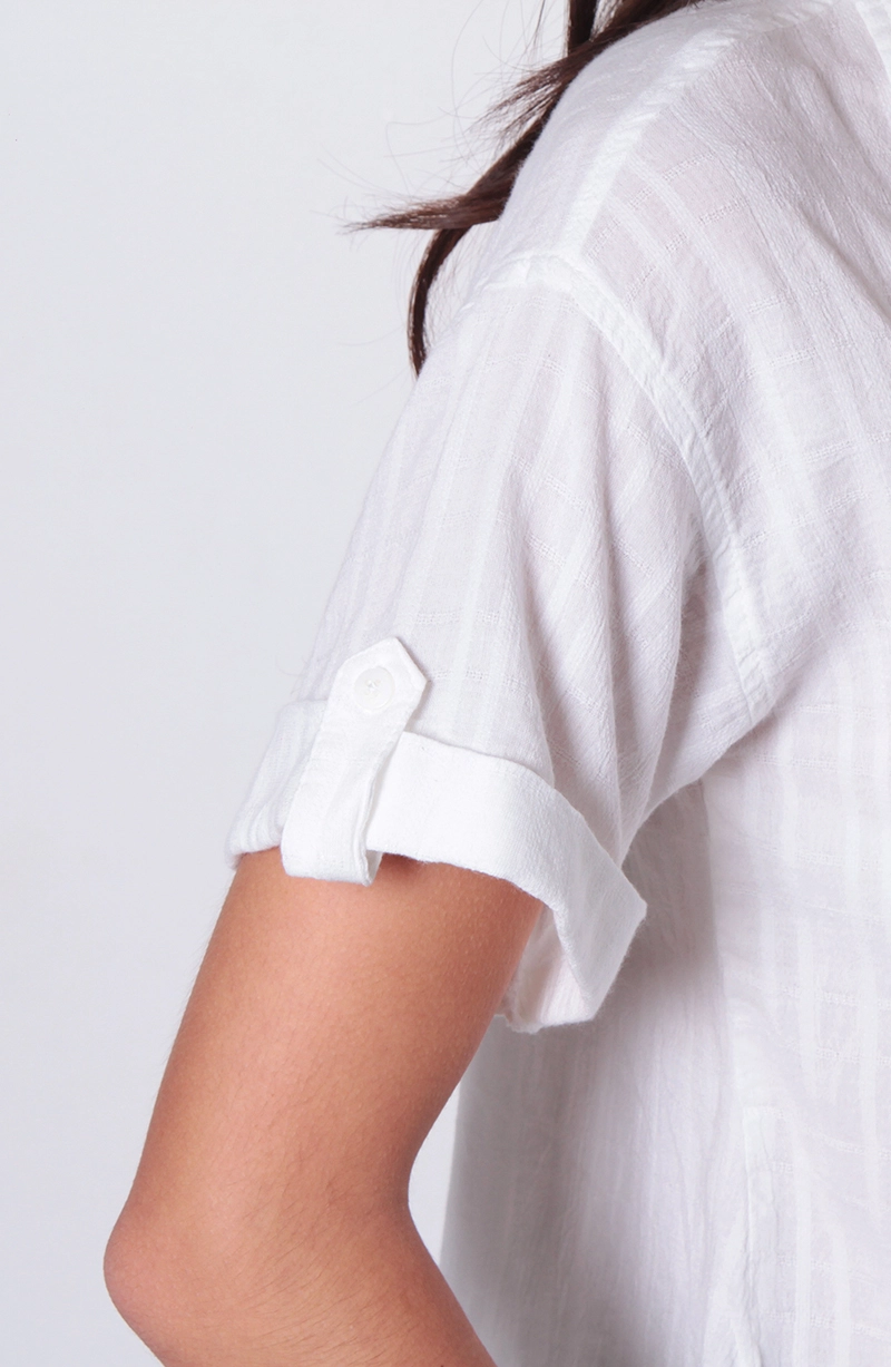 BLUSA MANGA CORTA  ABOTONADA EN DELANTERO CON BOLSILLO - 2