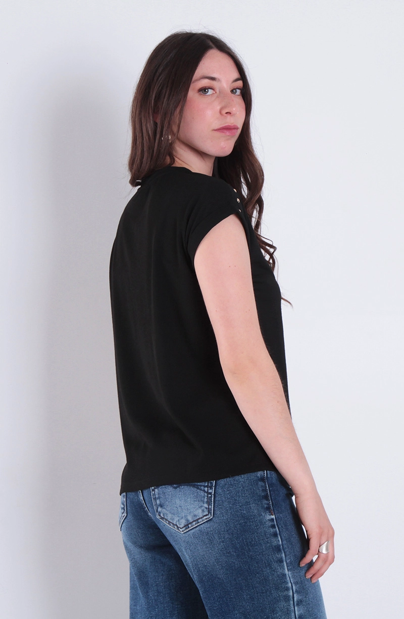 POLERA MANGA CORTA ESCOTE REDONDO CON APLICACION EN HOMBRO - 4