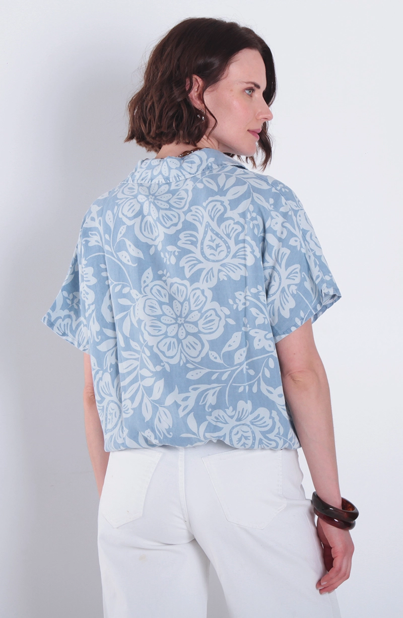 BLUSA LYOCELL ESTAMPADA MANGA CORTA ABOTONADA EN DELANTERO - 4