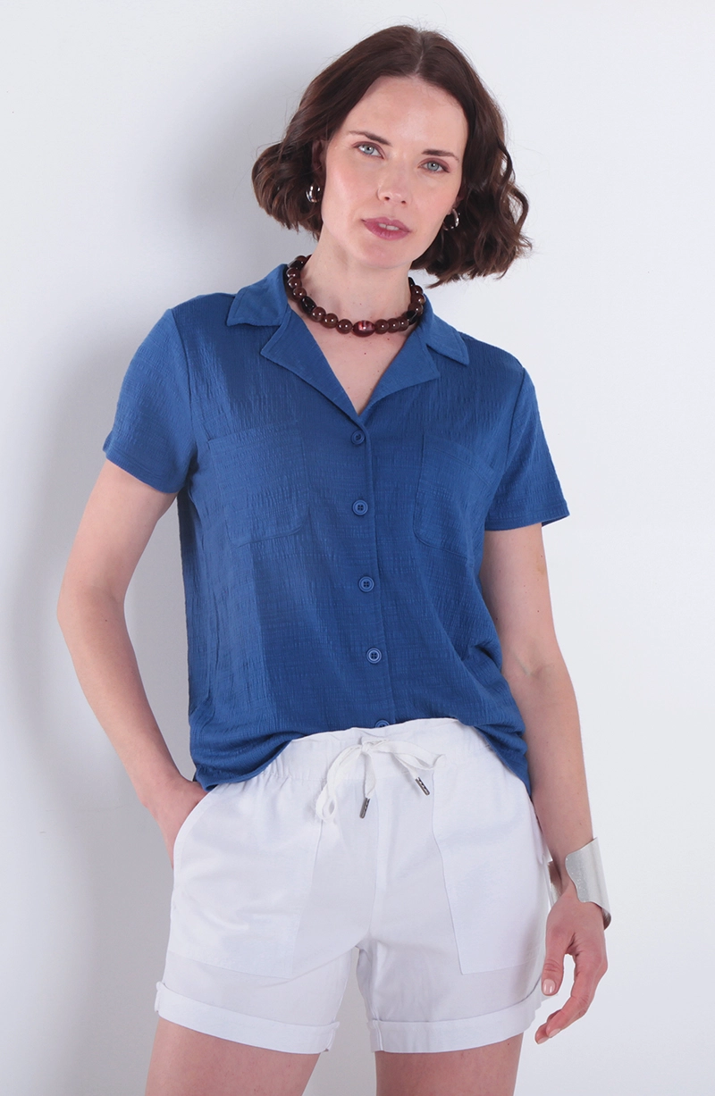 BLUSA MANGA CORTA  ABOTONADA EN DELANTERO Y BOLSILLO - 1