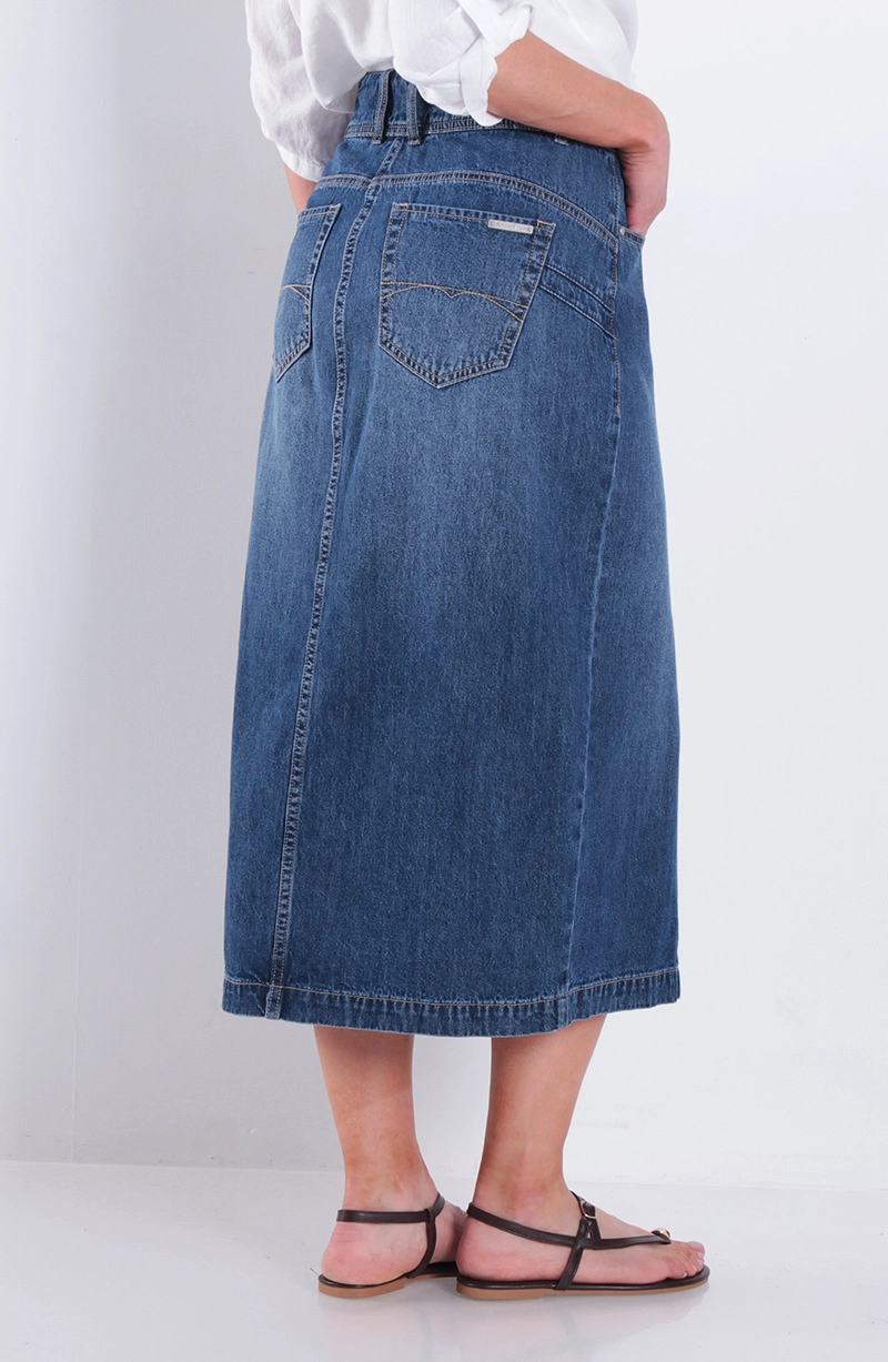 FALDA DENIM PRETINA MEDIA CON ABERTURA EN DELANTERO - 4