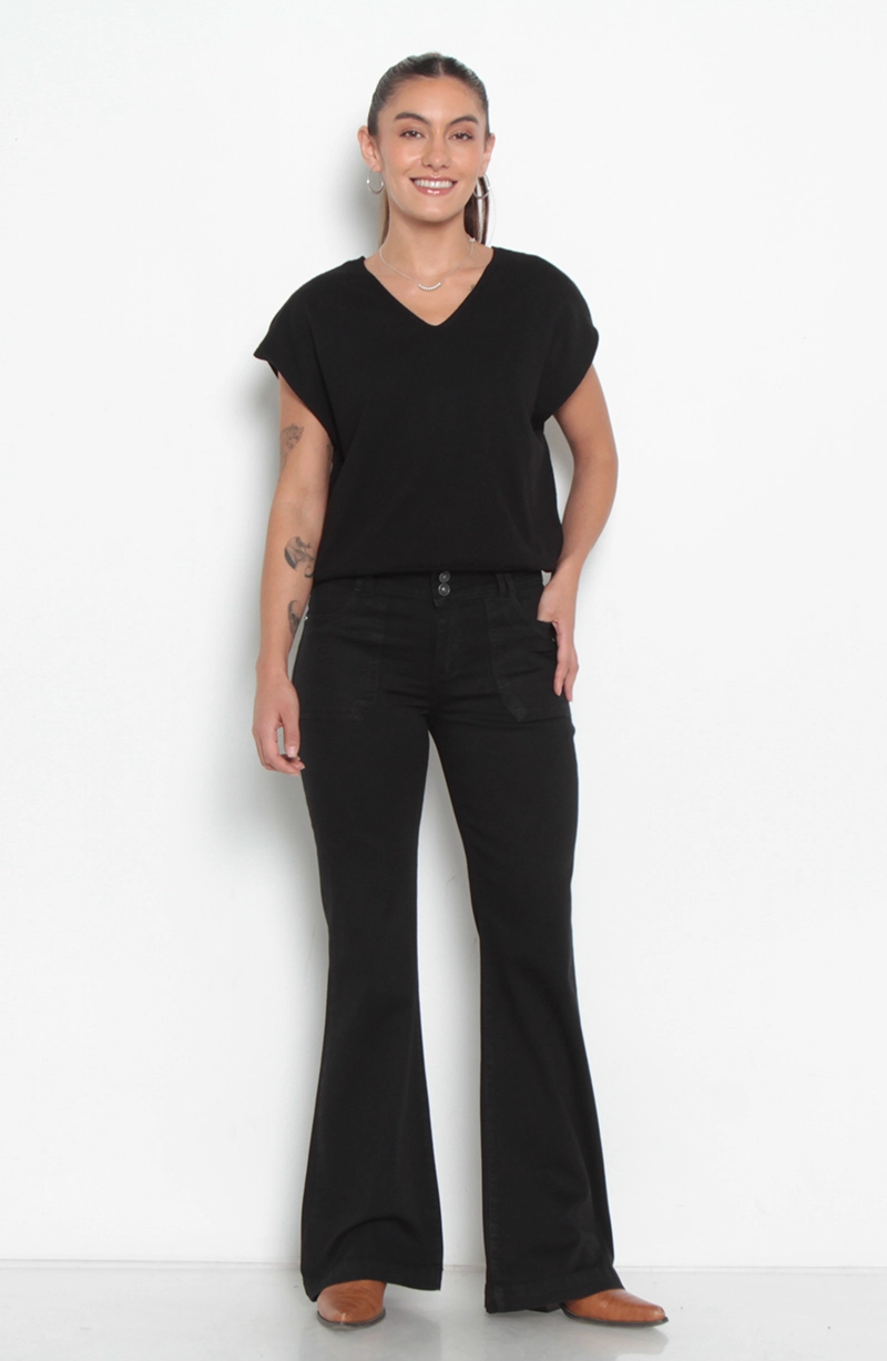 JEANS CARGO TIRO ALTO PRETINA ANCHA DOS BOTONES PIERNA FLARE - 3