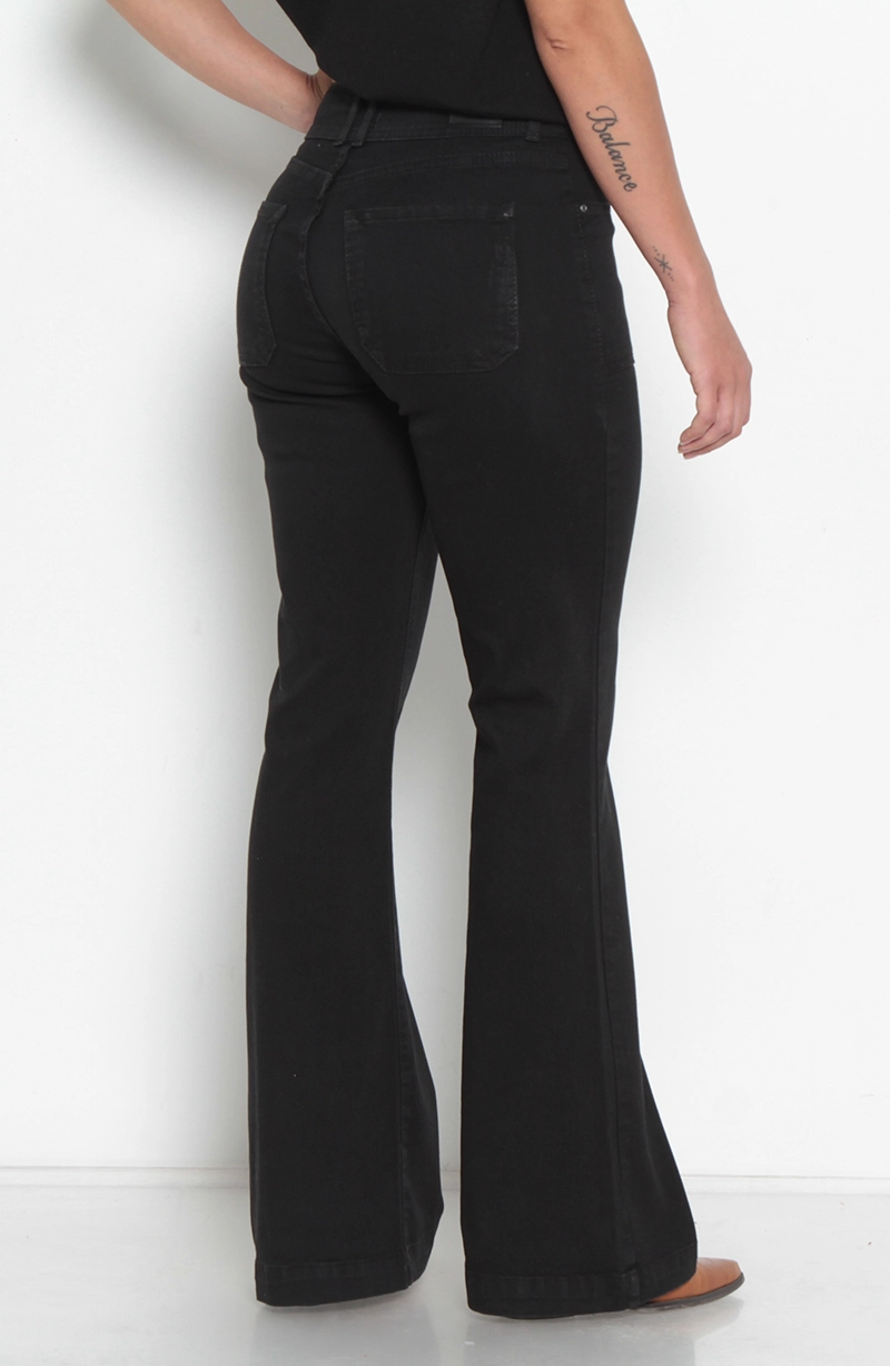JEANS CARGO TIRO ALTO PRETINA ANCHA DOS BOTONES PIERNA FLARE - 4