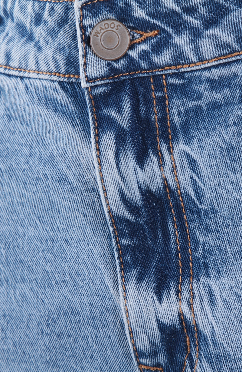 SHORT DENIM TIRO ALTO PRETINA BASICA 1 BOTON - 2