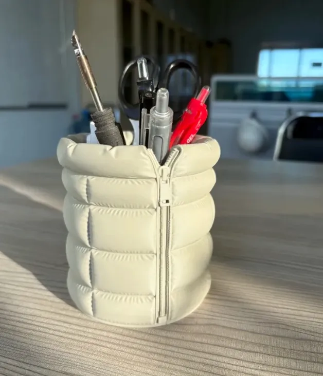 ORGANIZADOR DE ESCRITORIO ESTILO PLUMA CON CREMALLERA - 1