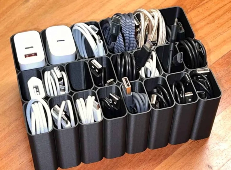 ORGANIZADOR DE ESCRITORIO PARA CABLES USB - 1