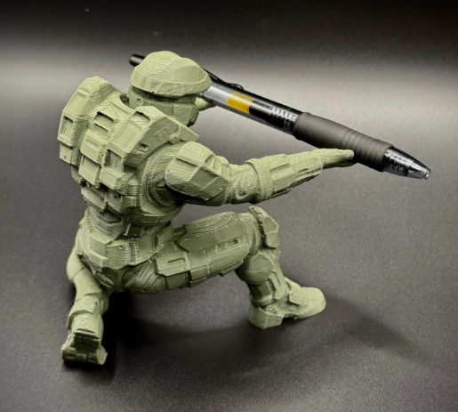 FIGURA DECORATIVA SOPORTE PARA BOLIGRAFOS DE HALO MASTER CHIEF - 1