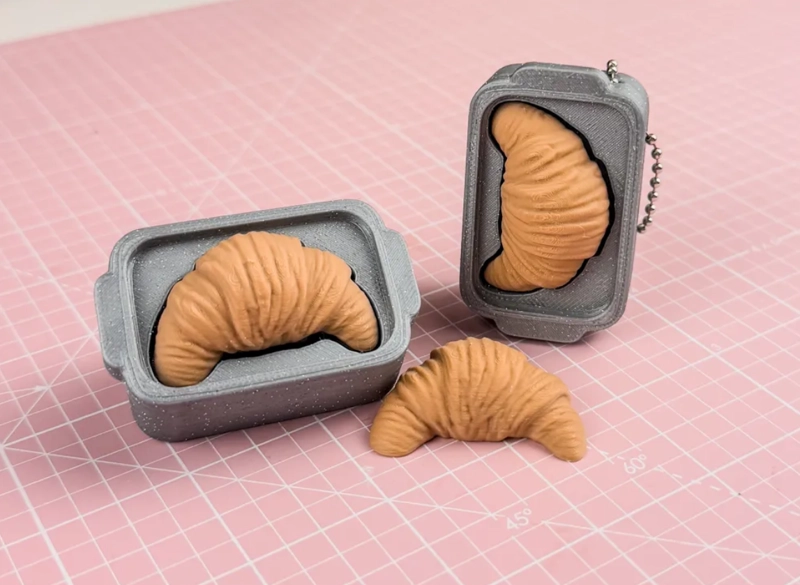 FIGURA CLICKER CROISSANT EN BANDEJA DE HORNO - 1