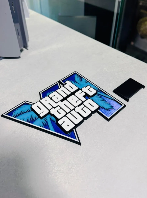 FIGURA DECORATIVA PRINTS PATRO DE LOGOTIPO DE GTA VI - 3