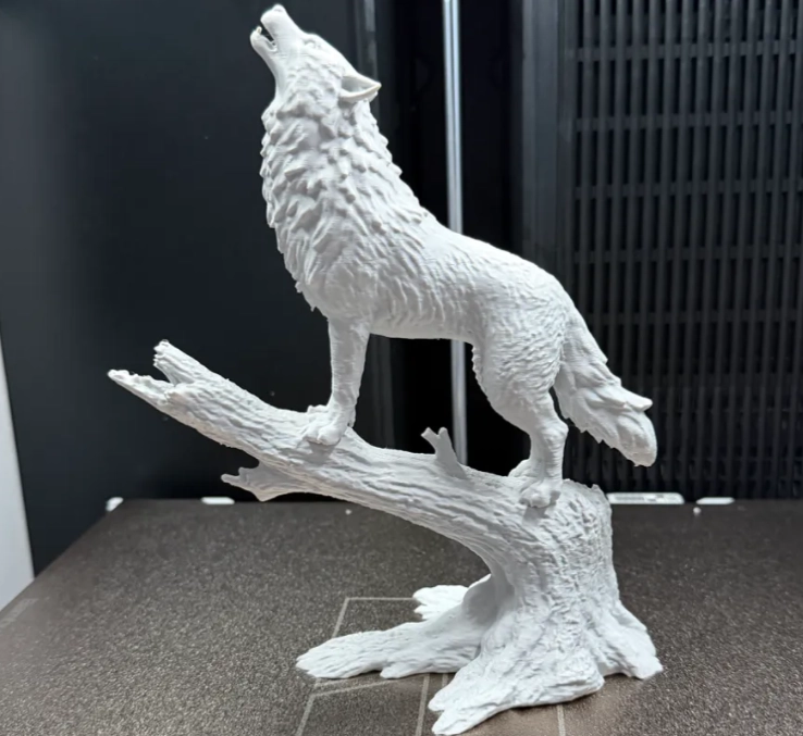 ESCULTURA DECORATIVA PRINTS PATRO-  LOBO AULLANDO - 1