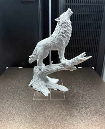 ESCULTURA DECORATIVA PRINTS PATRO-  LOBO AULLANDO - 5