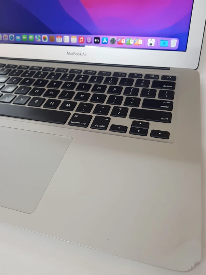 NOTEBOOK MACBOOK AIR A1466, 13', CORE I5, 250GB, 8GB, DETALLES EN EL CHASIS, SILVER-REACONDICIONADO - 1