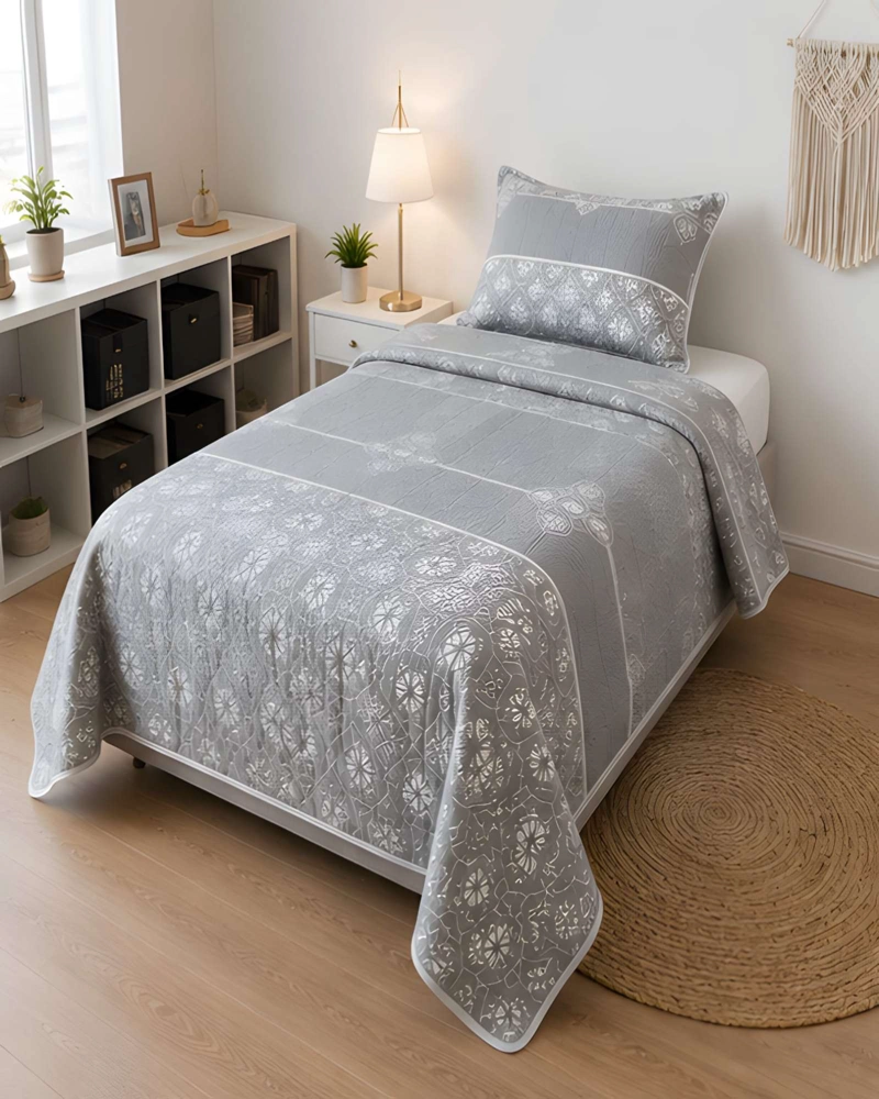CONJUNTO CUBRECAMA 1.5 PLAZAS CON ALMOHADA Y FUNDA - 1