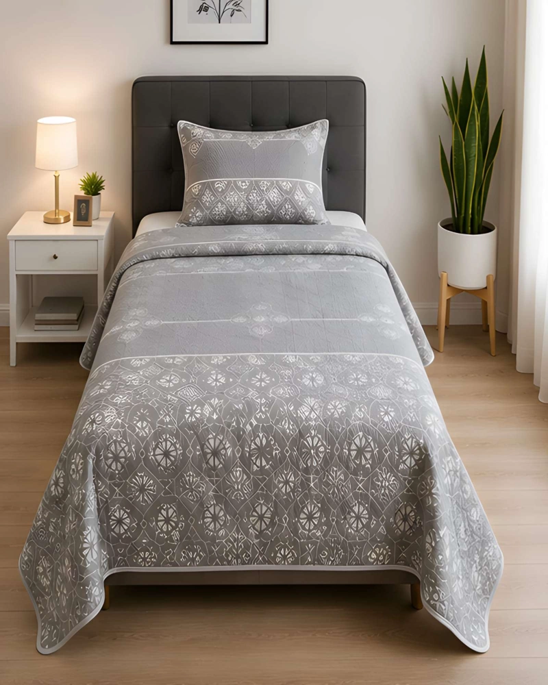 SET QUILT CUBRECAMA 180X230CM 1.5 PLAZAS MICROFIBRA SUAVE Y FUNDA - 3