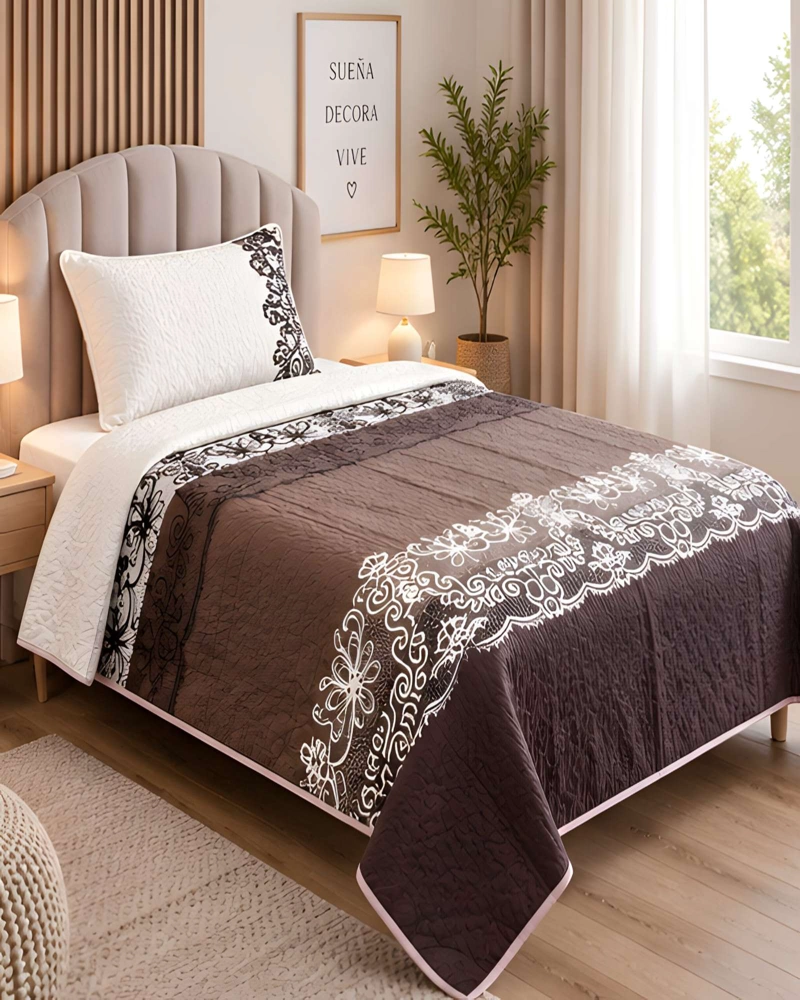 CONJUNTO CUBRECAMA 1.5 PLAZAS CON ALMOHADA Y FUNDA - 1
