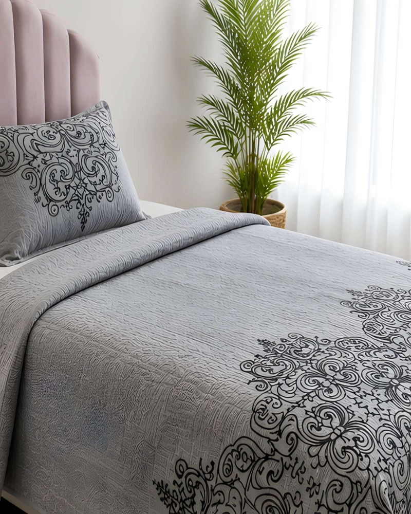 CONJUNTO CUBRECAMA 1.5 PLAZAS CON ALMOHADA Y FUNDA - 1