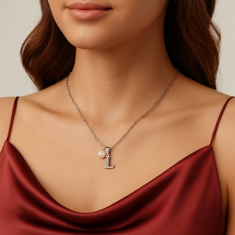 COLLAR LETRA L CIRCON PERLA DE RIO EN PLATA LEY 925 - 2