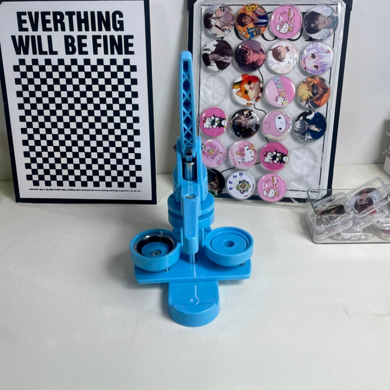 MAQUINA DE CHAPITAS + PRENSA MATRIZ DE 58MM + 100 CHAPITAS + CORTADOR - AZUL - 6