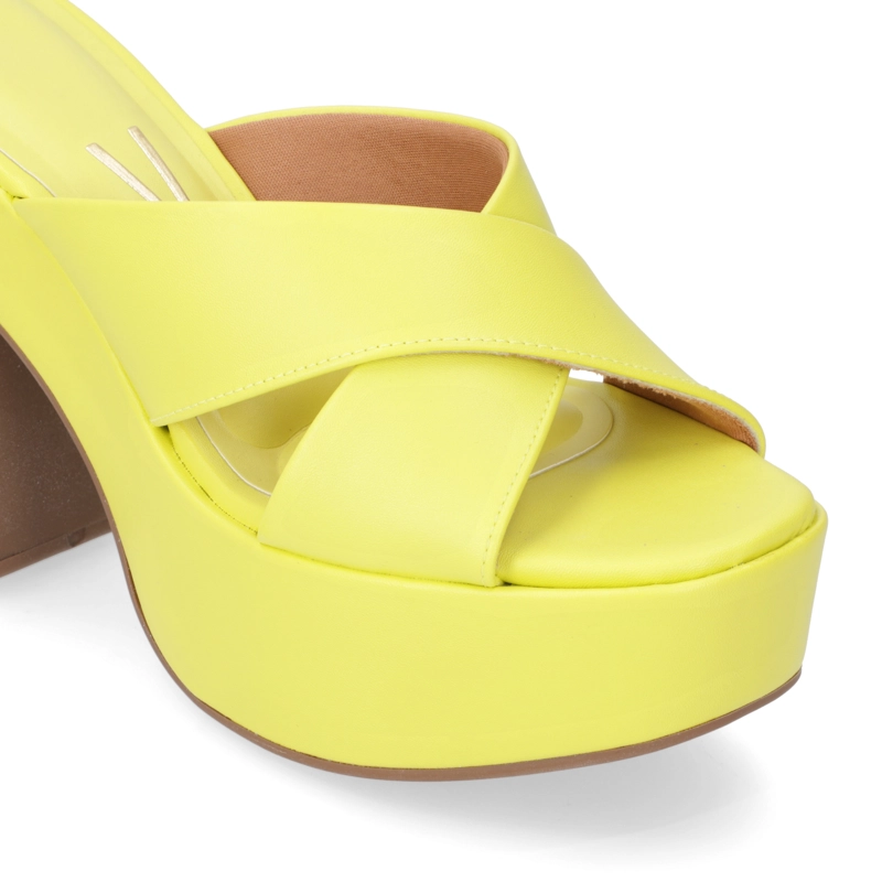 SANDALIA TACO ANCHO 10 CM VIZZANO ECO CUERO AMARILLO - 5