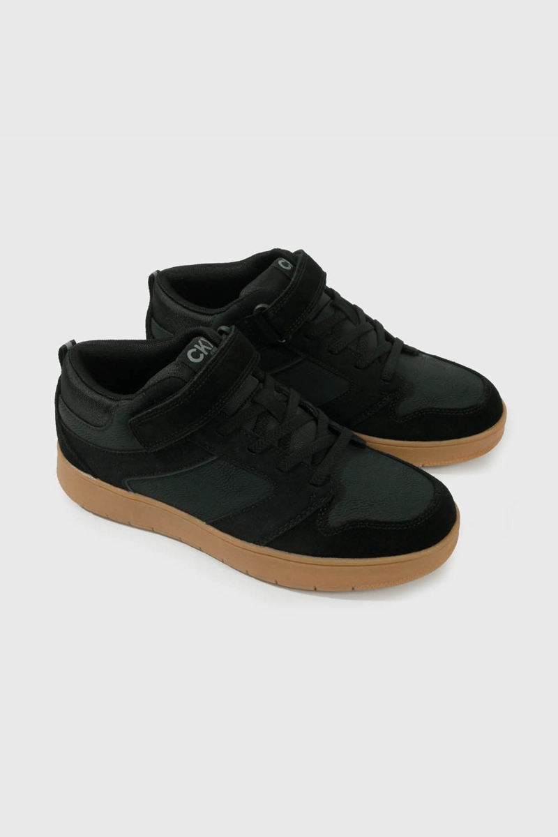 ZAPATILLA NEGRA CON CORDON - 1