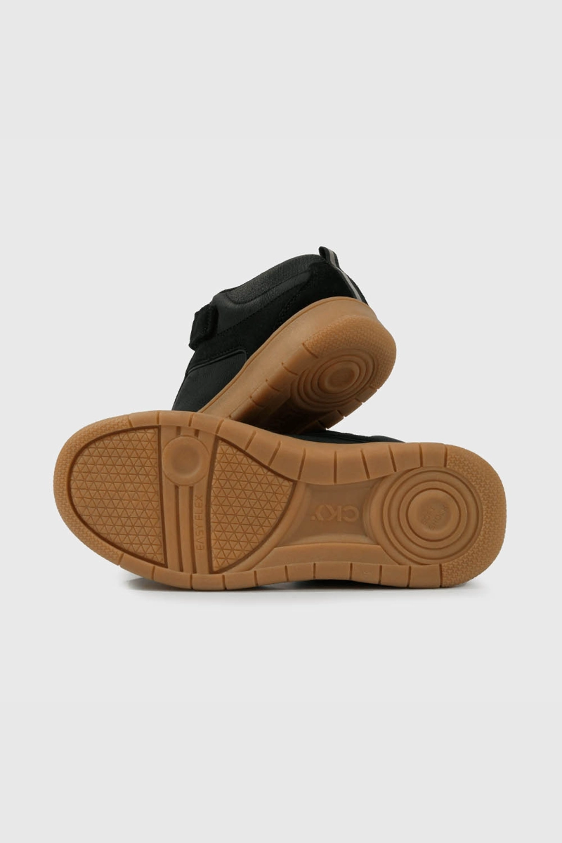 ZAPATILLA NEGRA CON CORDON - 3