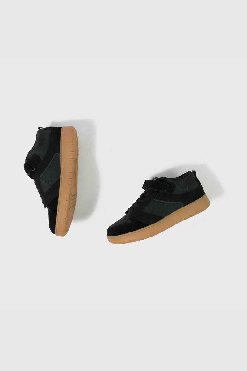 ZAPATILLA NEGRA CON CORDON - 4
