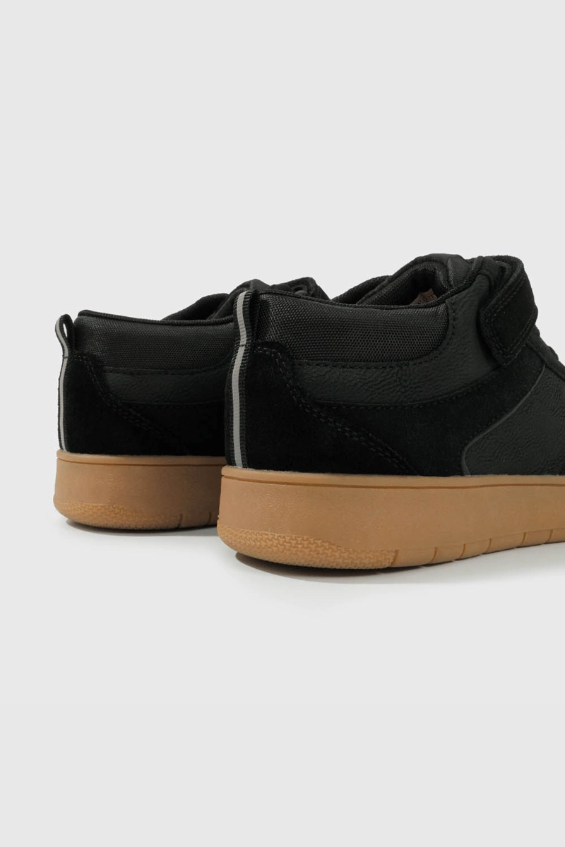 ZAPATILLA NEGRA CON CORDON - 5