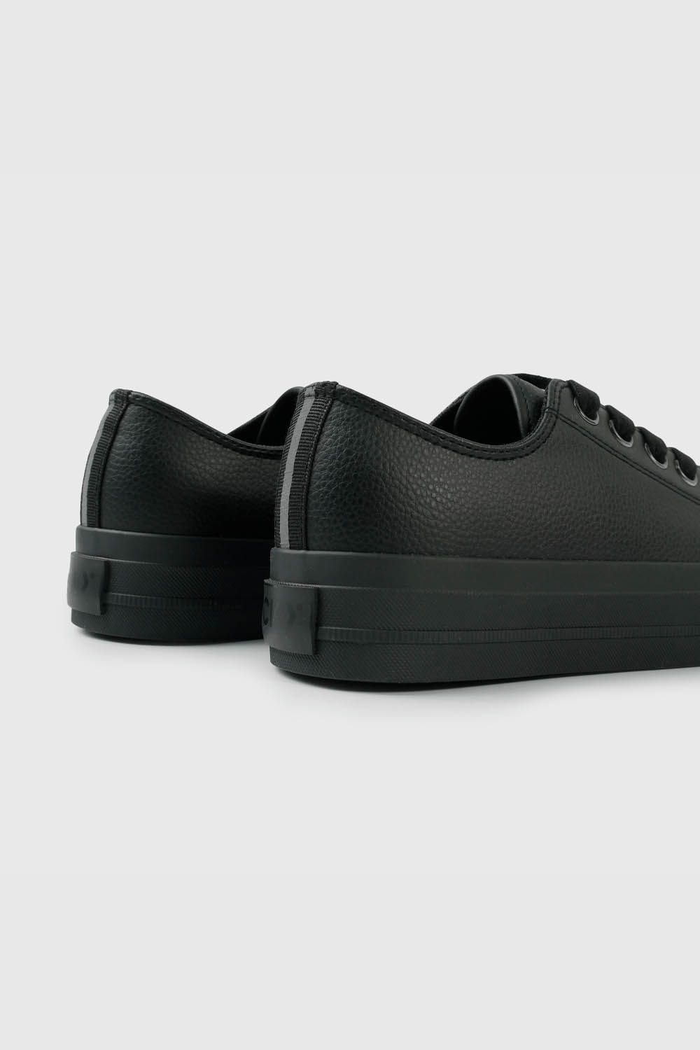 ZAPATILLA NEGRA CON PLATAFORMA - 5