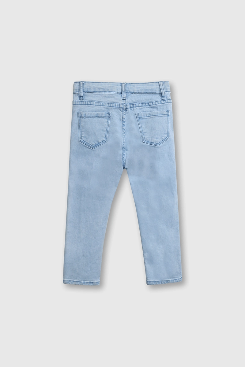 JEANS ELASTICADO DENIM CELESTE CON FLORES PARA BEBE - 2