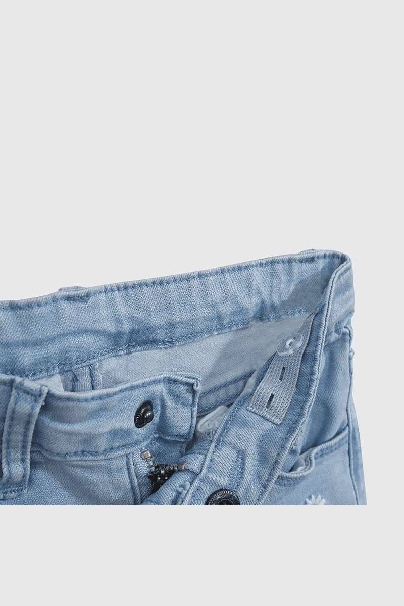 JEANS ELASTICADO DENIM CELESTE CON FLORES PARA BEBE - 3
