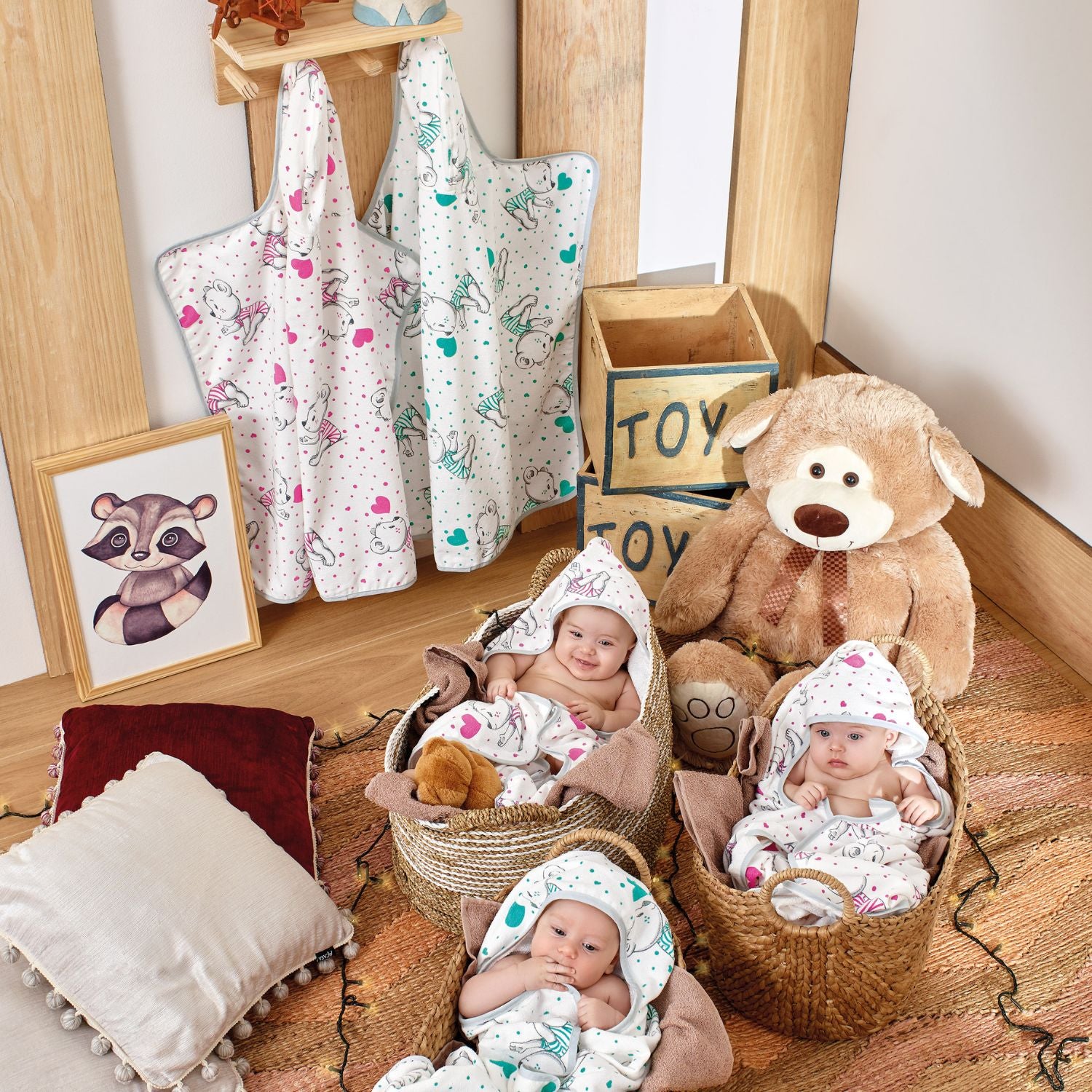 TOALLA CAPUCHA DE ALGODÓN ESTAMPADA BICHOS ROSADOS - 75 X 90CM - 300 G/M² - 3